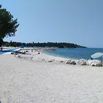 S Bazenom I Parkingom 普拉
