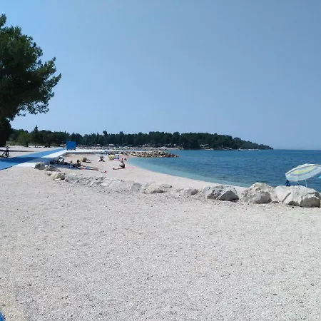 S Bazenom I Parkingom بولا